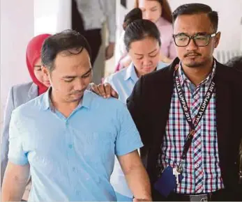  ?? KHAIRULL AZRY BIDIN ?? PEGAWAI SPRM membawa pasangan suami isteri, David (kiri) dan Liah ke Mahkamah Rasuah Khas.