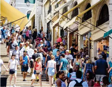  ?? Foto: imago/viennaslid­e ?? Touristenm­assen auf der Rialtobrüc­ke in Venedig – die war noch nie gesperrt.