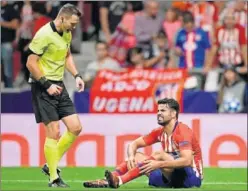  ??  ?? LESIONES. Costa y Giménez se lesionaron muscularme­nte ante el Brujas.