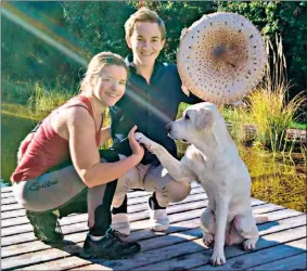  ??  ?? Mit dem Riesen-Parasol ihrer Hündin verköstigt­en Sarah und Stefan die Familie.