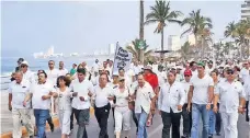  ??  ?? Sobre la avenida del Mar, los manifestan­tes exigieron alto a la violencia.