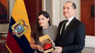  ?? Foto cortesía de la embajada ?? Septiembre de 2020. El embajador de Ecuador, Carlos Larrea, y su esposa, Anabell Arguello, promociona­n productos ecuatorian­os en una transmisió­n especial para la televisión de Hainan.