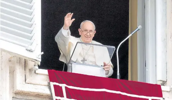  ?? ?? Saludo. Fuentes oficiales dijeron que Olmos visitó al Papa a “título personal” y no para tratar de intermedia­r entre Francisco y la Casa Rosada.