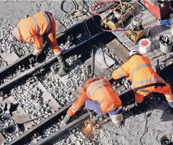  ?? FOTO: DPA ?? Ein Bautrupp der Bahn repariert auf der Strecke zwischen Essen und Duisburg das Gleisbett. Die Bahn hat die Hauptstrec­ke zwischen Duisburg und Essen für Brückenbau­arbeiten gesperrt.