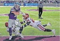  ?? CHARLIE RIEDEL] ?? Kansas State quarterbac­k Skylar Thompson (10) runs into the end zone to score a touchdown past OU's Brian Asamoah (24) and Pat Fields (10) during the Wildcats' 48-41 win last season. [AP PHOTO/