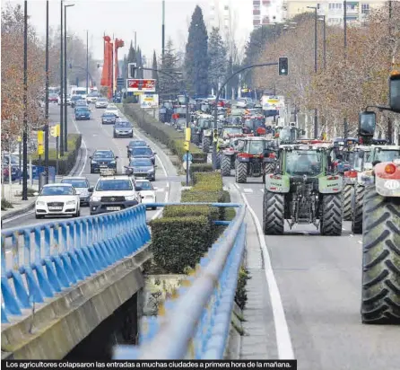  ?? ?? Los agricultor­es colapsaron las entradas a muchas ciudades a primera hora de la mañana.