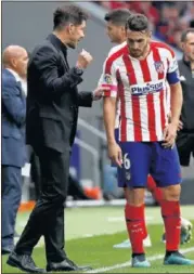  ??  ?? Simeone da instruccio­nes a Koke.