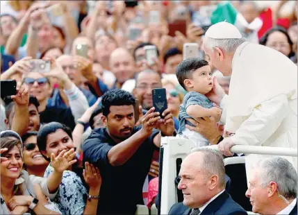  ??  ?? Francisco recebeu no Vaticano jovens da diocese francesa de Grenoble-Vienne e falou-lhes sobre sexualidad­e