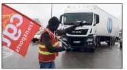  ?? (Photo d’illustrati­on archives PQR/Le Progrès) ?? La CGT a annoncé des « actions fortes et visibles » et agité la menace d’une pénurie de carburant.