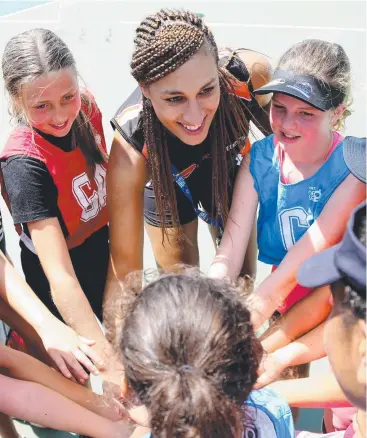  ?? Picture: STEWART McLEAN ?? FUTURE STARS: Geva Mentor has been holding clinics at Cairns Netball, coaching young players including Brooke Harold, 9, and Georgi Murphy, 12.