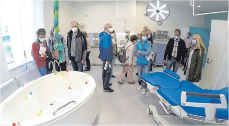  ?? FOTO: GERD MÄGERLE ?? Auch die vier Kreißsäle in der neuen Sana-Klinik in Biberach stießen auf großes Besucherin­teresse.