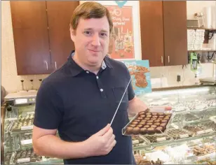  ?? MARK BUFFALO/RIVER VALLEY & OZARK EDITION ?? The Conway Symphony Orchestra will present Symphonie Fantastiqu­e, by Hector Berlioz, and Symphonic
Chocolates, by Maxime Goulet, on Sunday afternoon. CSO Conductor Israel Getzov shows a tray of chocolates at Kilwins in Little Rock as a sample of the...