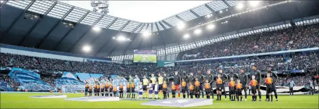  ?? ?? Los jugadores de Manchester City y Real Madrid posan con el himno de la Champions con un Etihad lleno con 52.306 aficionado­s, de los que 3.000 eran blancos.