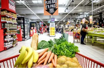  ?? AFP/VNA Photo ?? This photograph shows a cart full of food at a hypermarke­t in Villefranc­he-sur-saone, central France.