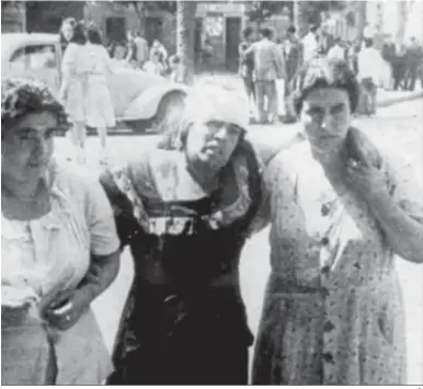  ?? D.C. ?? Una herida, ayudada por dos mujeres en la plaza de San Juan de Dios.