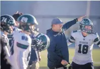  ?? ROBERTO E. ROSALES/JOURNAL ?? Rio Rancho coach David Howes, center, has his team in the Class 6A final against Cleveland.