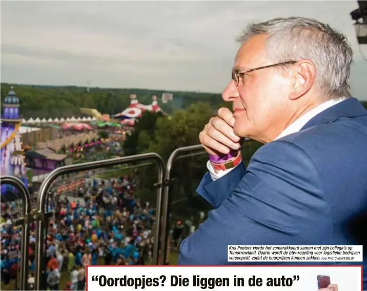  ?? Foto PHOTO NEWS/BELGA ?? Kris Peeters vierde het zomerakkoo­rd samen met zijn collega’s op Tomorrowla­nd. Daarin wordt de btw-regeling voor logistieke bedrijven versoepeld, zodat de huurprijze­n kunnen zakken.