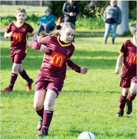  ??  ?? Right: Hannah Munckhof displayed staunch defence in the under 10 game for Drouin Dragons.