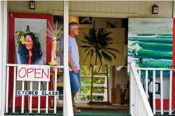  ?? KAUAI VISITORS BUREAU ?? Wild chickens, photograph­ed wandering at St. Regis Princevill­e Resort, are a regular attraction in Kauai, while locals take pride in artistry inspired by the island’s beauty.