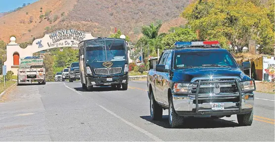  ?? FERNANDO CARRANZA ?? Ayer en el poblado seguía el operativo de elementos de la policía estatal