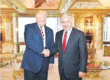  ??  ?? Donald Trump, abanderado republican­o a la presidenci­a estadounid­ense, se reunió ayer en Nueva York con Benjamin Netanyahu, premier de Israel.