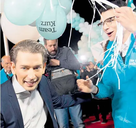  ??  ?? Seltener Moment: Sebastian Kurz funktionie­rte im Wahlkampf wie eine perfekt getunte Maschine – nur selten, wie hier am Rande eines Auftritts auf Puls 4, schienen ihn Emotionen mitzureiße­n.