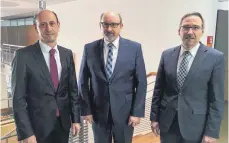  ?? FOTO: GESSLER ?? Der Vorstand der Bezirksver­einigung der sieben Volks- und Raiffeisen­banken im Ostalbkrei­s (von links): Matthias Hillenbran­d, Hans-Peter Weber und Jürgen Hornung.