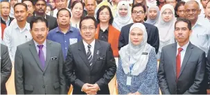  ?? — Gambar Bernama ?? UNTUK KENANGAN: Razali (depan dua, kiri) bergambar bersama para peserta forum semasa majlis penutup Forum Non-Profit Organizati­on (NPO) 2017:Pengecuali­an Cukai Pendapatan dan Jenayah Penyalahgu­naan NPO di Bahagian Hal Ehwal Undang-Undang (BHEUU)...