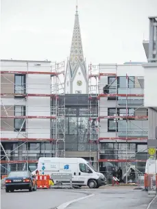  ?? FOTOS: ALEXANDER TUTSCHNER ?? Nur die Kirche ist größer: Das neue Lebensraum-Campus-Gebäude ist mit rund 14 Millionen Euro Baukosten das teuerste in der Geschichte von Oberteurin­gen.