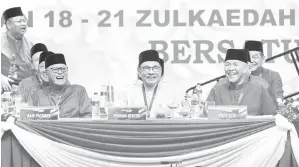  ?? — Gambar Bernama ?? CERIA: Perdana Menteri Datuk Seri Anwar Ibrahim bersama Ahmad Zahid Hamidi dan Naib Presiden Datuk Seri Wan Rosdy Wan Ismail (duduk, kanan) semasa menghadiri Perhimpuna­n Agung UMNO 2023 di Pusat Dagangan Dunia Kuala Lumpur di Kuala Lumpur, semalam.