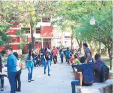  ?? FOTO: LA PRENSA ?? UNIVERSITA­RIOS. Estudiante­s de la Unah-vs durante el segundo período académico de 2017.