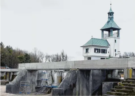  ?? Foto: Silvio Wyszengrad ?? Der Hochablass ist seit einigen Monaten eine Baustelle. Zuletzt war der Steg allerdings für Passanten wieder freigegebe­n worden. Am Dienstag wird er nochmals gesperrt. Der Grund: Die neue Walze für das Wehr wird angeliefer­t.