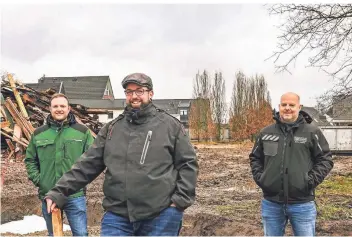  ?? FOTO: NORBERT PRÜMEN ?? Die „Baumretter“Julian Pipper (von links) und Sven Pricken sowie Markus Brütsch von der FirmaGebab aus Mönchengla­dbach freuen sich, dass die Bäume weiterlebe­n dürfen.