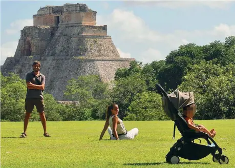  ??  ?? Su Instagram L’ex parlamenta­re M5S Alessandro Di Battista, 40 anni, con la compagna Sahra Lahouasnia, 31, e il piccolo Andrea a Uxmal in Messico