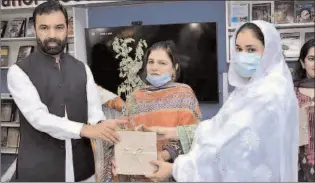  ?? PESHAWAR
-APP ?? VC SBBWU Prof. Dr. Razia Sultana and Advisors to CM on Science and IT Zia Ullah Khan Bangash distributi­ng Sheshum plants to different colleges representa­tive during plant distributi­on ceremony in affiliated colleges at SBBWU.