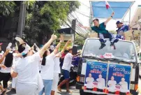  ??  ?? GO’S MOTORCADE –Residents of Mandaluyon­g and San Juan welcomed with chants and placards former Special Assistant to the President and senatorial aspirant Christophe­r Lawrence ‘Bong’ Go yesterday as his motorcade passed the streets.