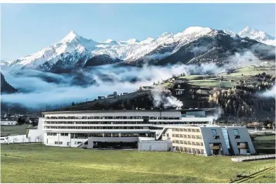  ??  ?? Eingebette­t in einer der schönsten Regionen: das TAUERN SPA Zell am See – Kaprun