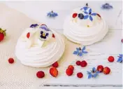  ?? ?? Violas and borage flowers on a meringue dessert