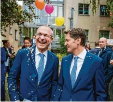  ?? Foto: Gregor Fischer, dpa ?? Ein gleichgesc­hlechtlich­es Ehepaar der ersten Stunde: Grünen Politiker Volker Beck (links) und der Architekt Adrian Petkov.