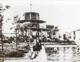  ?? FOTO RR ?? Het Zweeds paviljoen als kiosk bij de zwemkom, die opende in 1939.