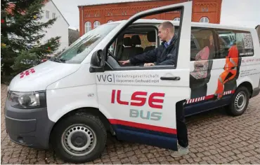  ?? Foto: dpa/Bernd Wüstneck ?? Ein Bus des Rufbus-Systems ILSE wird in Loitz (Landkreis Vorpommern-Greifswald ) vorgestell­t.