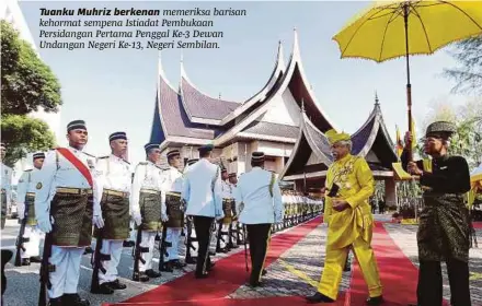  ??  ?? Tuanku Muhriz berkenan memeriksa barisan kehormat sempena Istiadat Pembukaan Persidanga­n Pertama Penggal Ke-3 Dewan Undangan Negeri Ke-13, Negeri Sembilan.