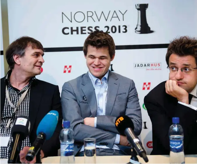  ?? FREDRIK REFVEM ?? Norway Chess-sjef Kjell Madland, til venstre, sammen med Magnus Carlsen og toppspille­r Levon Aronian, til høyre. Bildet er fra første dag av sjakkturne­ringen Norway Chess i 2013.