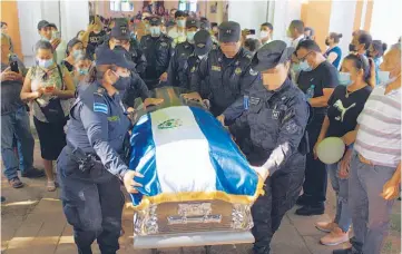  ?? ?? Compañeros de la PNC en el funeral del inspector policial Carlos Mauricio Velásquez.