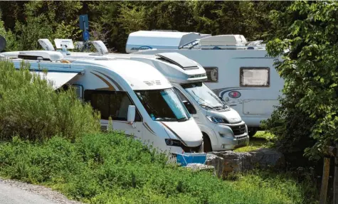  ?? Foto: Silvio Wyszengrad ?? Der Wohnmobils­tellplatz an der Wertach in Augsburg ist sehr gefragt – entspreche­nd gut belegt ist er auch.