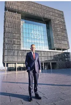  ?? FOTO: AP ?? Guido Kerkhoff vor der Konzernzen­trale in Essen. Der frühere Finanzchef folgte Heinrich Hiesinger an der Spitze des Unternehme­ns nach.