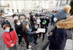  ?? (Photo Laurent Martinat) ?? La guide conférenci­ère Audrey Allègre initie des élèves de CM au patrimoine hyérois.