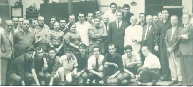  ?? ARCHIVO ?? Personal de la redacción y talleres de Diario de Cádiz en 1961. El segundo por la izquierda de la fila central, Fernando Fernández
