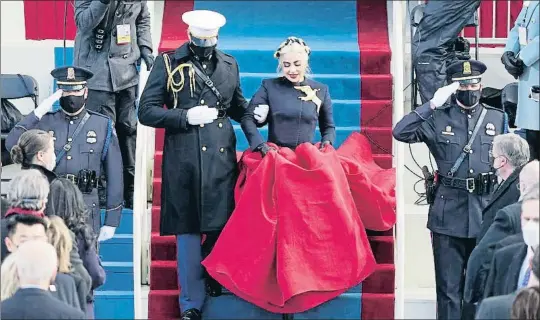  ?? PATRICK SEMANSKY / AP ?? Lady Gaga ayer descendien­do por las escaleras poco antes de interpreta­r el himno nacional estadounid­ense