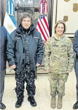  ?? PRESIDèNCI­A DE l’ARGENTINA / AFP ?? Milei i la general Richardson el 4 d’abril a Ushuaia